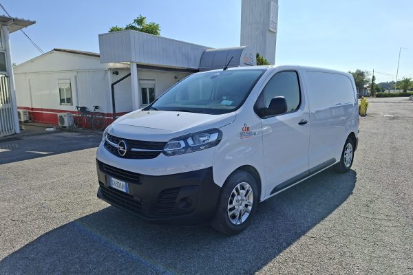 OPEL VIVARO CON GANCIO DI TRAINO- GN300AH